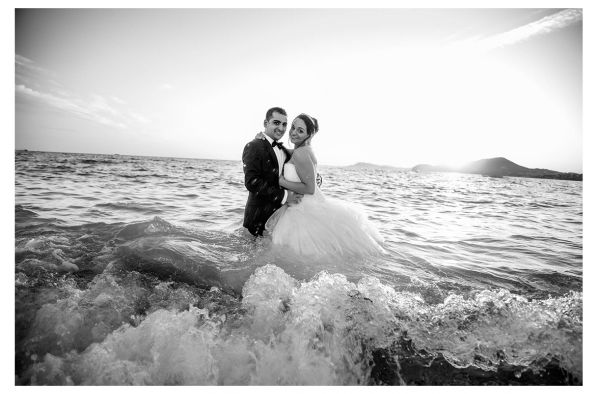 Photographe professionnel pour Trash the dress sur la plage à Hyères dans le var 83