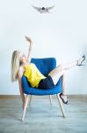 Photos shooting bleu et jaune fauteuil femme à domicile dans le var 83